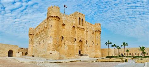 Kom i kontakt med historiens vingslag på Qaitbay-fästningen! En mäktig fästning vid Medelhavets strand och en imponerande skönhet från Mamlukperioden.