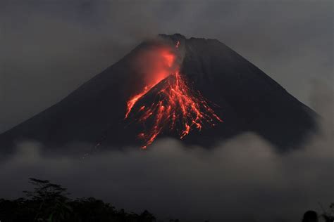 Gunung Merapi: En Aktiva Vulkanens Överväldigande Skönhet och Mystik!