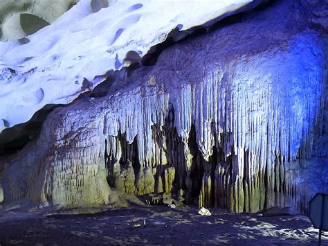  Wuping Fairy Cave, Mystiska Formationer och Glittrande Stalagtiter!