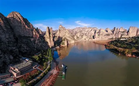  Binglingsi Templen – En färgstark och historisk oas i Zhangye!