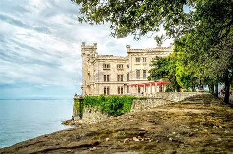 Castello di Miramare, en ikonisk fästning med hänförande utsikter över Adriatiska havet!